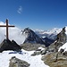 Ankunft beim Gipfelkreuz, rechts die Gipfelkote