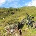 <b>Lascio la bici fra i cespugli di rododendro e mi avvio a piedi in direzione della Val d’Inferno. </b>