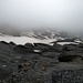 <b>Lo Scopi è nascosto dalla nebbia, per contro, il sottostante Glatscher da Casatscha è ben visibile e non sembra poi così piccolo come si dice, in quanto raggiunge quasi un chilometro di lunghezza ed ha una superficie di 1,114 kmq. A confronto, il Vadrecc di Bresciana (Adula) ha una superficie di 0,50 kmq.</b>
