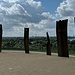 Das Kunstwerk "Metalhenge". Rechts der beiden linken Stelen erkennt man ganz schwach die berühmten Flutlichtmasten des Weserstadions. 