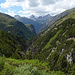 Blick in Richtung Chamues-ch, das lange Val Chamuera hindurch. Hier sind wir noch vor der Alp Serlas.