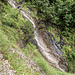 Der kleine Wasserfall daneben wird praktischerweise ebenfalls auf einem Steg gequert. Es ist der schönste Wasserfall der Tour ...