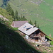 Zoom zur Alp Filder. Die Schweizerfahne ist zerissen und nur noch zur Hälfte existent