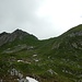 Ich hielt mich auf gar nicht länger auf dem Grat auf, sondern stiegzu den schönen Matten der Alpa Vera hinunter. Hier ein Rückblick.