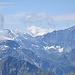 in lontananza la sagoma innevata del Weisshorn