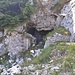 Questa grotta ha l'esterno arrotondato, un pilastro interno e delle scalette a scendere.