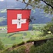 Die weithin sichtbare Schweizerfahne oberhalb der Felsenkluft auf ca. 970m