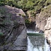 La parte in alto della cascata di Boggia a Gordona nei pressi del ponte della Boggia (278 m). La cascata ha un getto imponente e prosegue più in basso tuffandosi nel fiume Mera.
