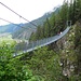 Die 82 m lange Hängebrücke 