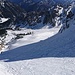 Ein Skifahrer an der Licht-Schatten-Grenze fährt das Wörnerkar ab.
