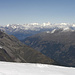 Berner Alpen mit Bietschhorn (3934m), links fast verdeckt; leicht rechts der Bildmitte das Aletschhorn (4195m); und rechts das Finsteraarhorn (4274m)