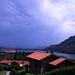 Zurück in Mergozzo scheint wieder die Sonne. Dafür hat sich über dem Lago Maggiore ein Gewitter aufgetürmt.