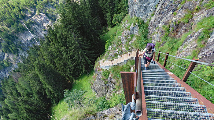 Tiefblick zur Hängebrücke. - Fotos [hikr.org]