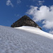 Kurz vor dem Pfaffensattel kommt die felsige Gipfelpyramide des Zuckerhütl in den Blick.