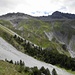 Charakteristisch für den Schweizerischen Nationalpark: Steile Bergflanken, helle Geröllrinnen und dunkler Arvenwald