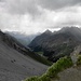 Auf der Fuorcla Val dal Botsch. Der Blick schweift über das Val Plavna, durch welches nach Tarasp abgestiegen werden könnte. Hinten einige aktive Regenzellen