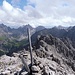 Am Gipfel Potschallkopf mit Gipfelstange und GB...