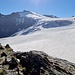 I<b>l sole splendente esalta il paesaggio: la traccia che conduce al Sustenhorn (3502 m) è molto invitante. Già, ma senza corda, in estate, non mi avventuro su questo ghiacciaio; fossimo in inverno, con gli sci, non ci sarebbero problemi. </b>
