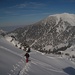 eine Skispur hilft uns in den schrägen Tiefschnee-Hängen hinauf
