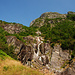 Auch der Wasserfall erscheint uns recht mickrig
