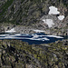 In diesem Bergsee ist das Eis noch nicht ganz geschmolzen