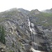 Ein schöner Wasserfall auf dem Weg Richtung Alp Starlera.