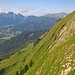 Steile Landschaft mit Ausblick auf die Alviergruppe