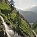 Il torrente Triftbach è regimentato, più o meno a metà del vallone vi è questa cascata che esce da una condotta.