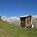 Le costruzioni di servizio per la manutenzione dei paravalanghe alla base della cresta meridionale del Wisshorn. Qui arriva anche l'altro sentiero che parte da Zermatt ed evita la Trifthütte.