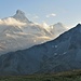 Il Cervino e la Dent d'Herens sono illuminati dalla luce del tramonto.