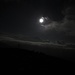 Ormai è notte, la Luna illumina la cima del Wisshorn e si intravvedono le capre a poca distanza dalla palina di vetta. All'orizzonte brilla la luce sulla vetta del Klein Matterhorn e, più sotto, quelle dello Schwarzsee. 