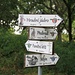 Wegweiser ohne Wege (außer zum Burgkern in Sichtweite, zeichnen sich keine Spuren ab) 