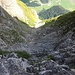 Hier bereits in der Nordostwand-Rinne mit Tiefblick. Für weitere Fotos aus dem Aufstieg hier [https://www.hikr.org/gallery/photo2976072.html?post_id=145831#1 klicken].