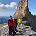 meine vier Bergfreunde - vor dem sehr abweisend wirkenden Südgrat der Wildi Frau
