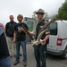 Dr. Gressmann, Wildtierbiologe und ein NP Ranger zeigen den Hornaufbau eines Steinbocks