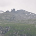 Das Brochenhüreli (2687 m), der Legende nach eine ehemalige Raubritterburg.