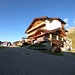 <b>Alle 8:10 sono già alla Fiescheralp (2212 m); per salire con la funivia all’Eggishorn devo aspettare fino alle 8:55. Poco male, ne approfitto per visitare questo insediamento turistico, con tanto di alberghi, ristoranti, terrazze, impianti sciistici e naturalmente pascoli.</b>