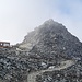 <b>I turisti che volessero pernottare in quota, possono alloggiare in questo rifugio, dotato di una finestra panoramica sul Grosser Aletschgletscher.</b><br />