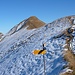 Am Nordhang im Abstieg liegt etwas Schnee