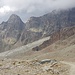 Abstieg von Hohsaas zur Weissmieshütte mit Sicht auf den Klettergarten Laggin und das Jegihorn