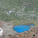 der tiefblaue Lago Vago vom Grat aus gesehen, noch weiter unten die Forcola di Livigno