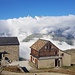 Die Weissmieshütten am Montagmorgen - der Nebel zur Mischabelgruppe lichtet sich