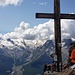 Kletterer und Klettersteiger finden sich beim Gipfelkreuz am Jegihorn