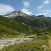 Rückblick auf Alp und Brücke, breiter Weg