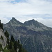 dürfte die Cima di Rosso (2594m) sein, rechts der Piz Lizun (2518m)