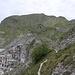 Der Weg leitet oberhalb des Steinbruchs auf den Monte Sagro zu.