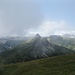 Auch der Nachbarberg Litnisschrofen taucht aus den Wolken auf.