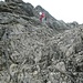 Klettergelände mit Sicherungsketten. Die schwierigste Stelle ist gerade unterhalb des Fotografen, leider habe ich sie nicht fotografiert. Ich würde sie trotz Kette mit UIAA I bewerten, ohne Kette wäre es vielleicht eine II-.