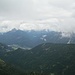 Blick nach Osten in das Lechtal. Der Ort unten ist Weißenbach, hier zweigt das Tannheimer Tal vom Lechtal ab.