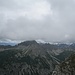 Blick nach Süden auf die etwas höhere Leilachspitze, deren Gipfel noch in den Wolken ist. Ein Glück, dass der Litnisschrofen etwas niedriger ist und heute knapp unterhalb der Wolkendecke blieb.